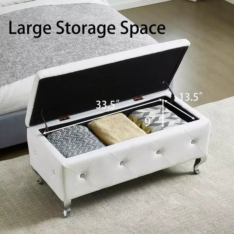 Banc de rangement avec coussin en similicuir, banc capitonné blanc avec boutons en cristal et pieds en métal pour salon et chambre à coucher.