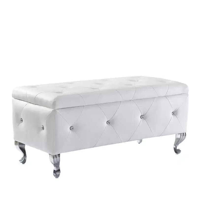 Banc de rangement avec coussin en similicuir, banc capitonné blanc avec boutons en cristal et pieds en métal pour salon et chambre à coucher.