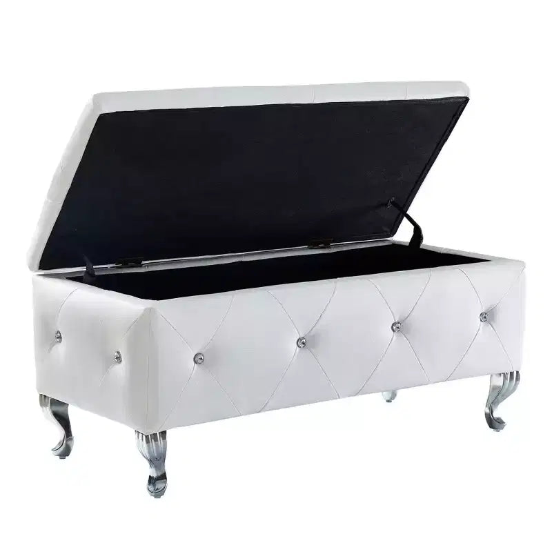 Banc de rangement avec coussin en similicuir, banc capitonné blanc avec boutons en cristal et pieds en métal pour salon et chambre à coucher.