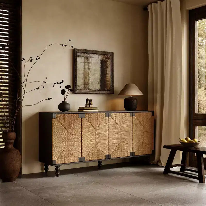 Meuble TV console avec rangement, doté de portes en brossé-métal et motif jonc de mer, idéal pour les salles à manger. Naturel