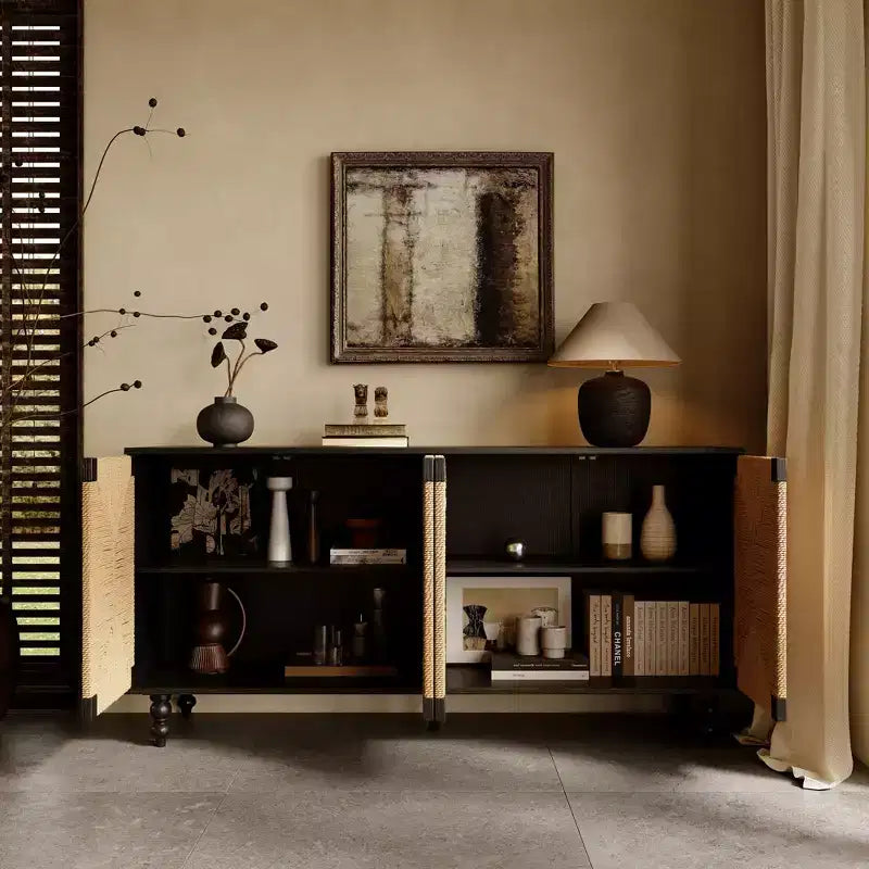 Meuble TV console avec rangement, doté de portes en brossé-métal et motif jonc de mer, idéal pour les salles à manger. Naturel